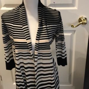 🖤 White House Black Market ~~Sweater 🖤